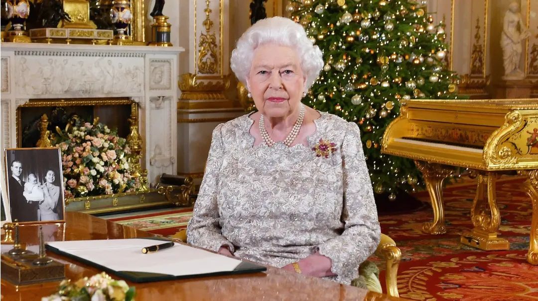 查尔斯苦等70年登基，而其母王的方方面面似乎更令人回味