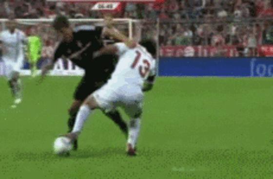 足球场上搞笑视频,盘点足球十大搞笑瞬间