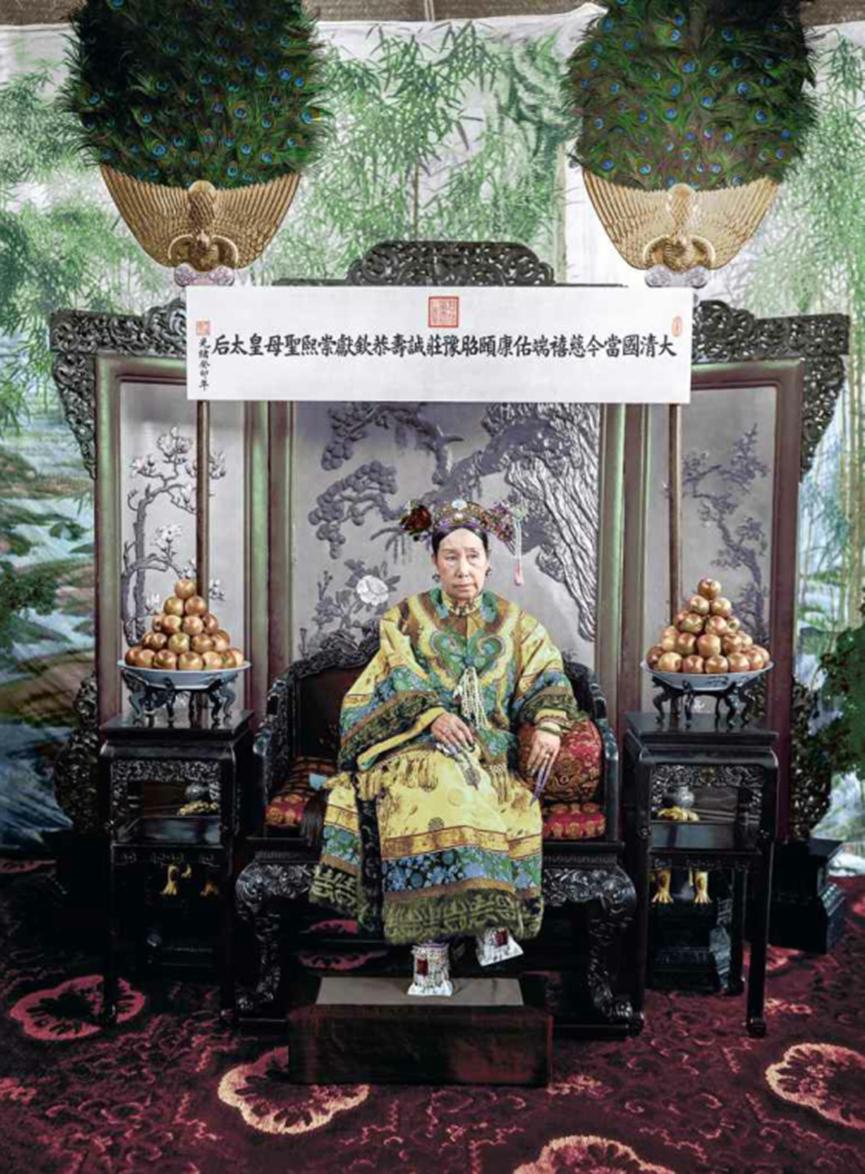 办公御座旁摆鲜苹果，69岁秀发黑到反光…慈禧照片里的晚清史细节