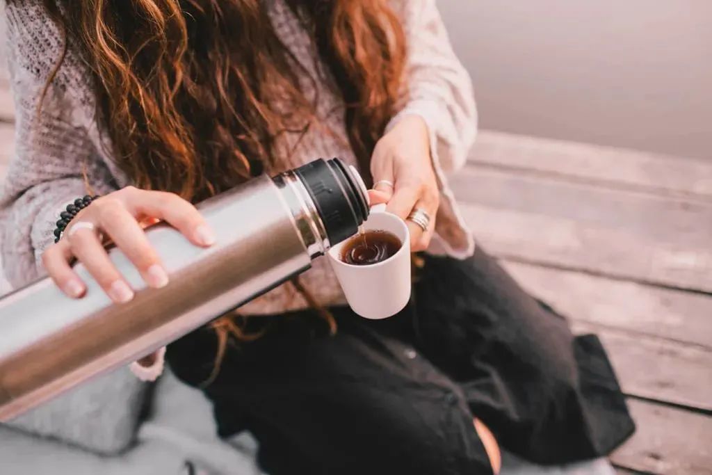 央视曝光保温杯倒入热水变毒水,热水倒进保温杯成毒水