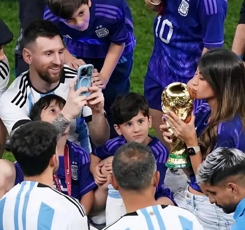 梅西与安东内拉步入婚姻殿堂,梅西情侣装