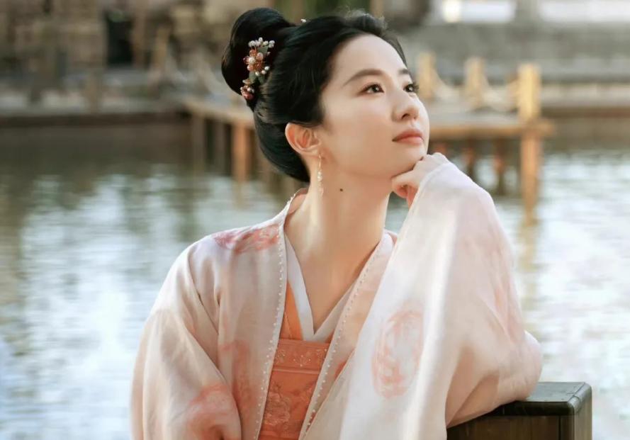 鞠婧祎杨幂迪丽热巴刘亦菲视频,杨幂演戏抿嘴小动作