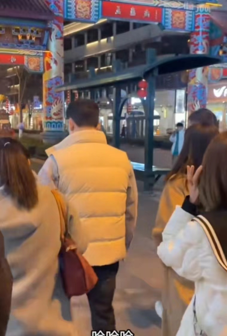 网友横店夜市偶遇张颂文,张颂文逛夜市被粉丝围堵