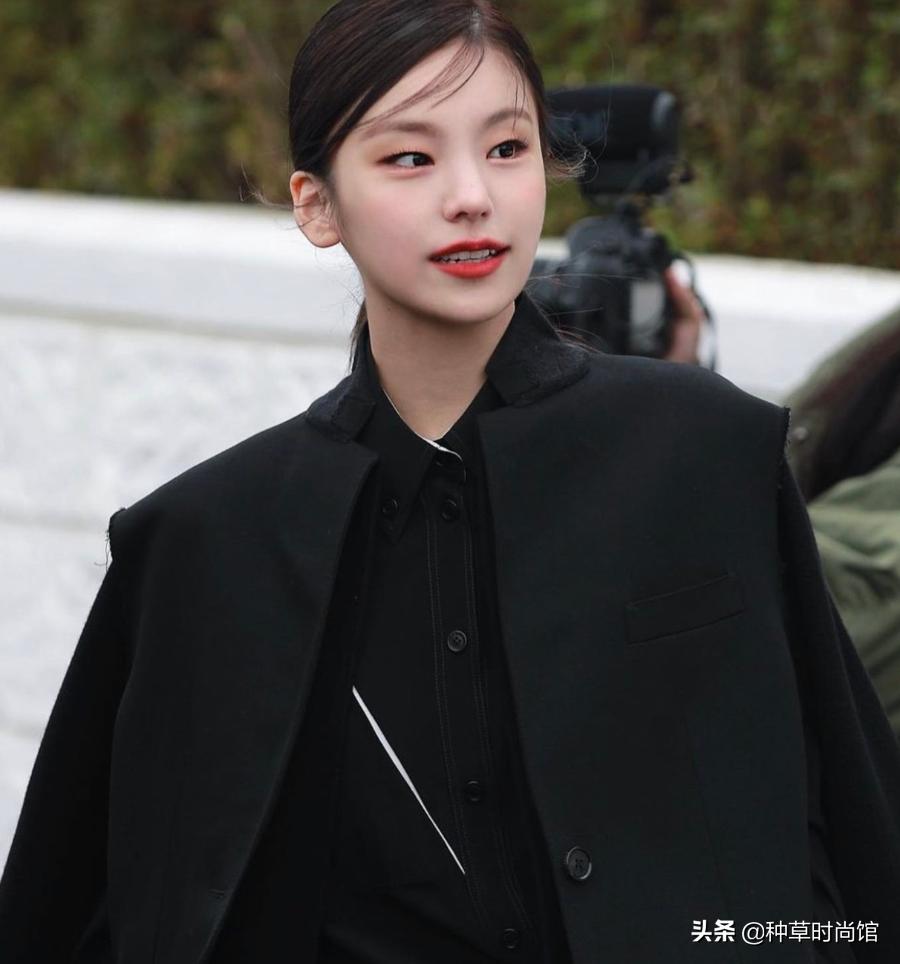 八字刘海怎么打理才不会显头秃,12岁圆脸头秃长发适合剪什么刘海