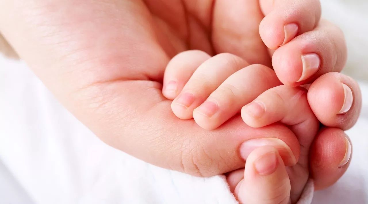 新生婴儿指甲长需要戴手套吗,新生宝宝指甲长要不要修一下