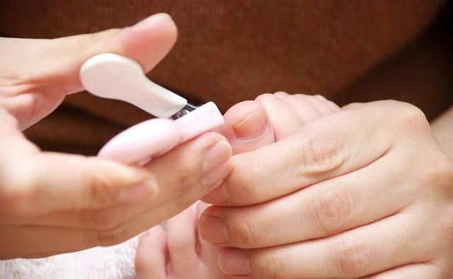 脚趾甲总往肉里扎该怎么办,脚趾甲往肉里长又疼又痒教你一招