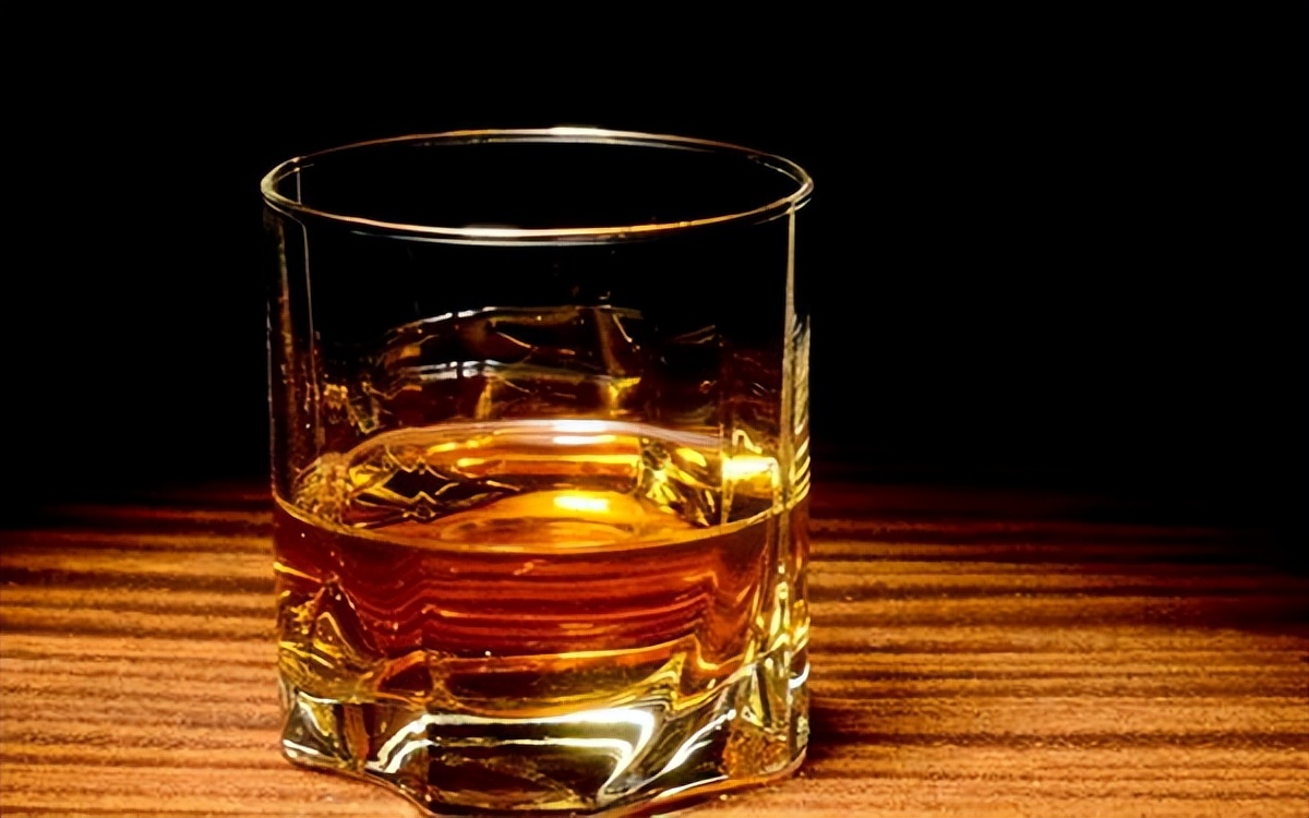 红牛和白酒可不可以一起混着喝,红牛加鸡蛋加白酒一起喝会怎样