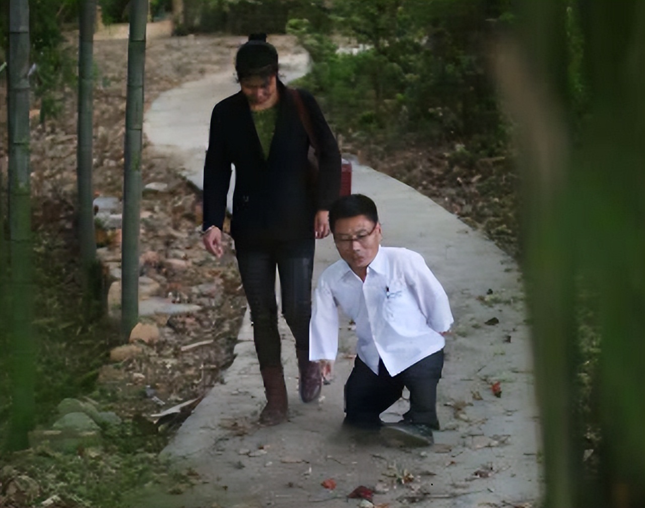 他3岁患病，身高不足1米回乡当村医，30年把自己活成了“巨人”！