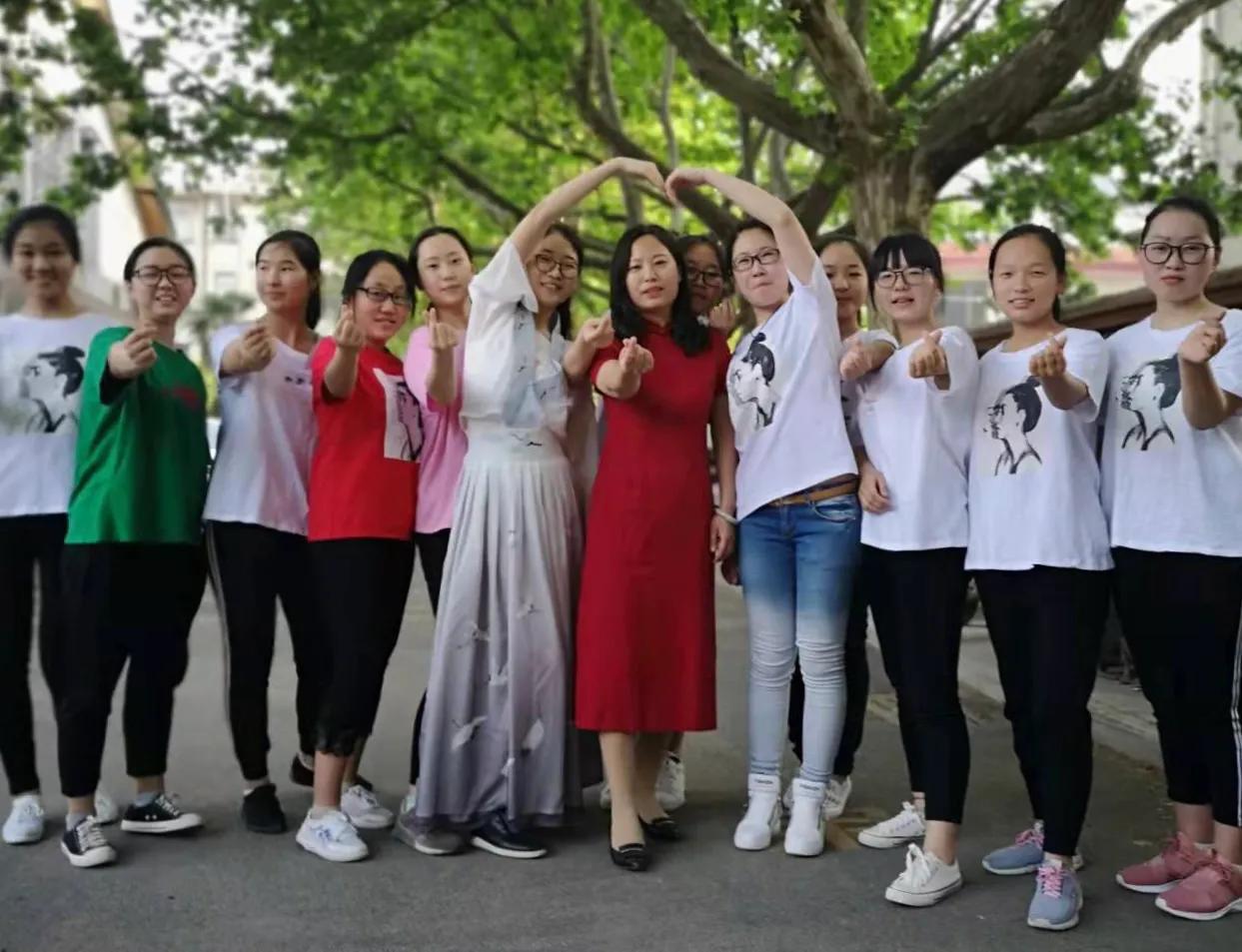 一身诗意千寻瀑，挥洒杏坛三月风——访市第一高级中学教师刘金菊