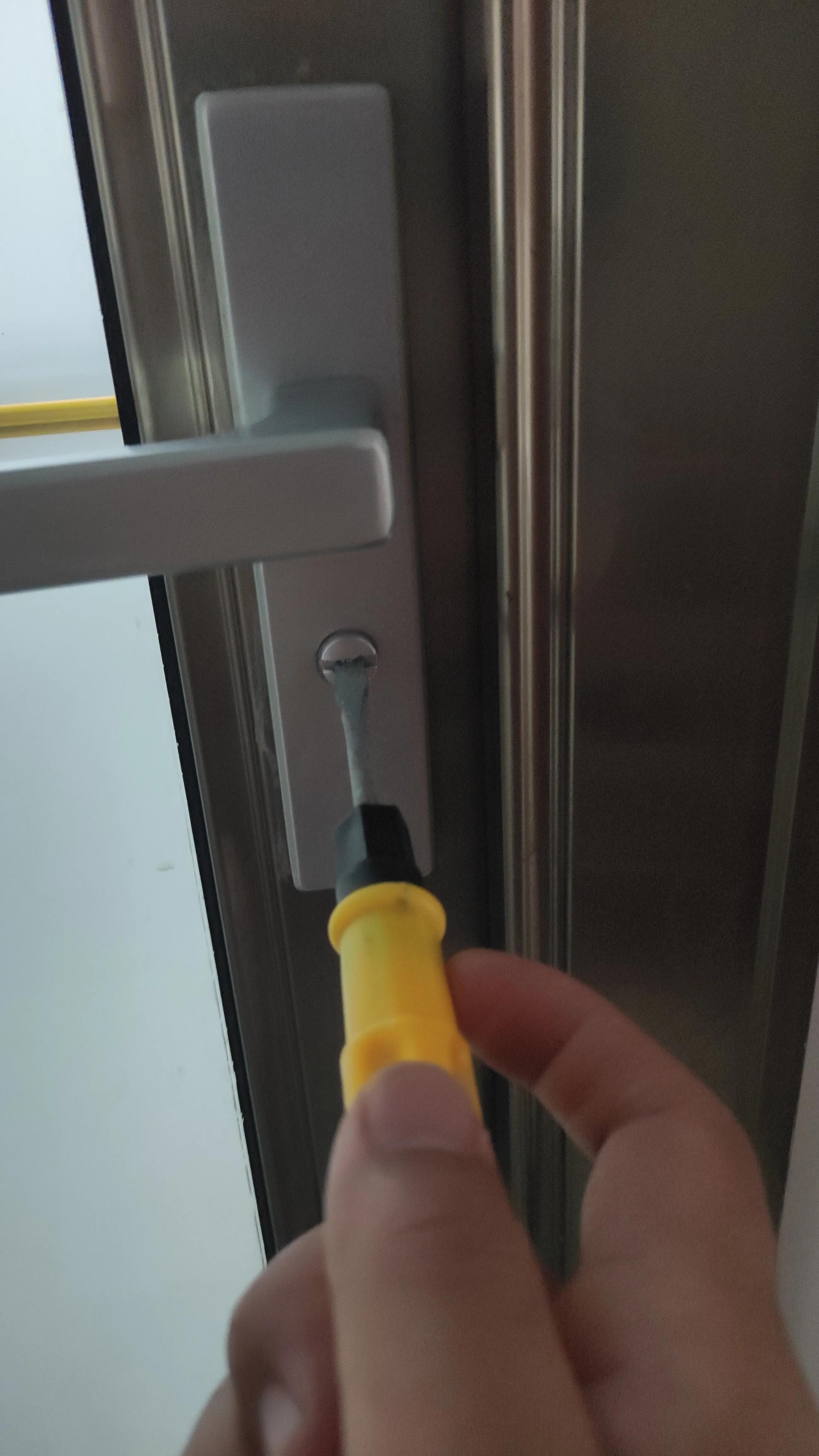 小孩子顽皮把门反锁打不开怎么办,宝宝2岁自己开门怎么办