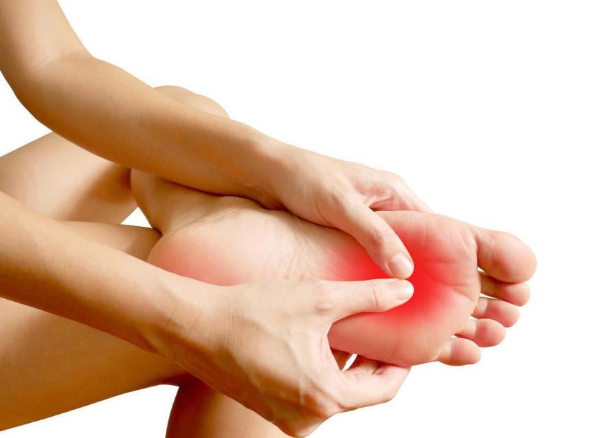 脚底板爱出汗怎么解决,脚底板爱出汗是什么原因造成的