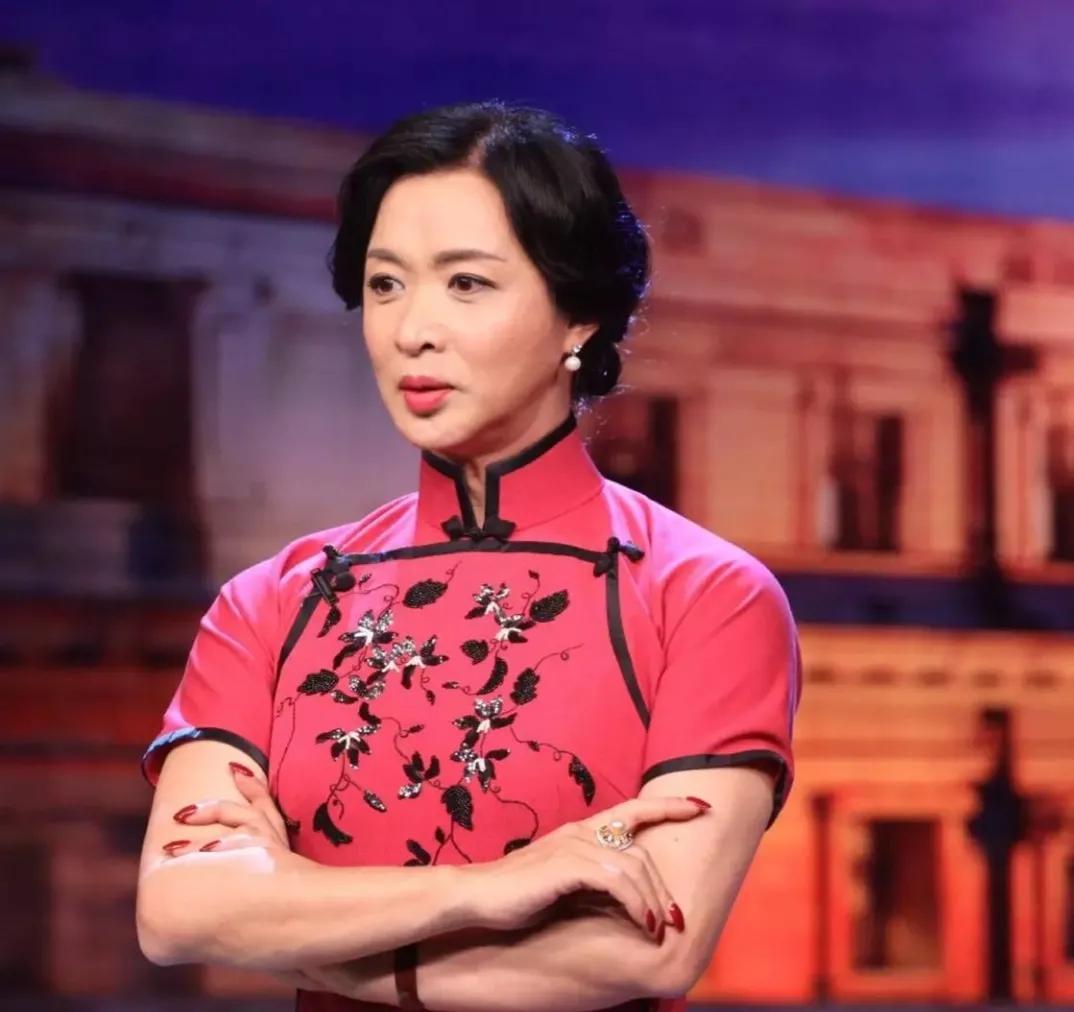 金星回应明星捂胸,金星深v礼服捞金