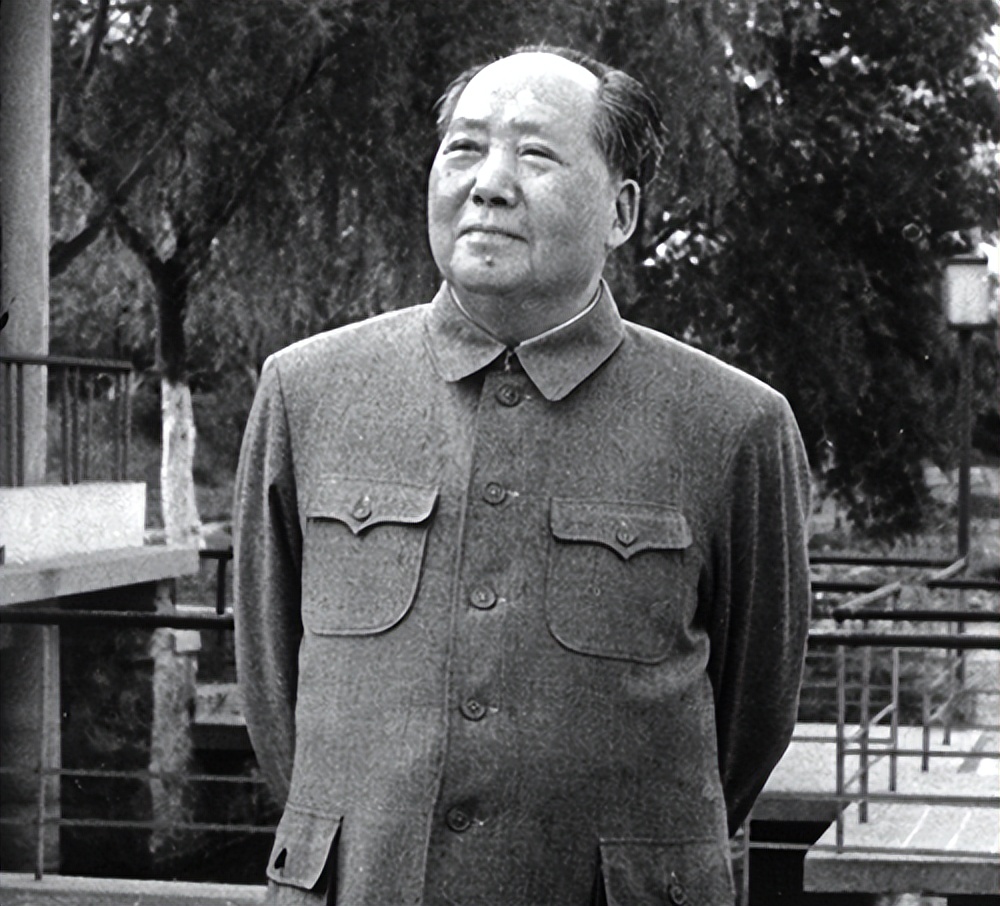 海南发现一山头长得像毛主席,孔令华跪地流泪,李讷也都感叹很像