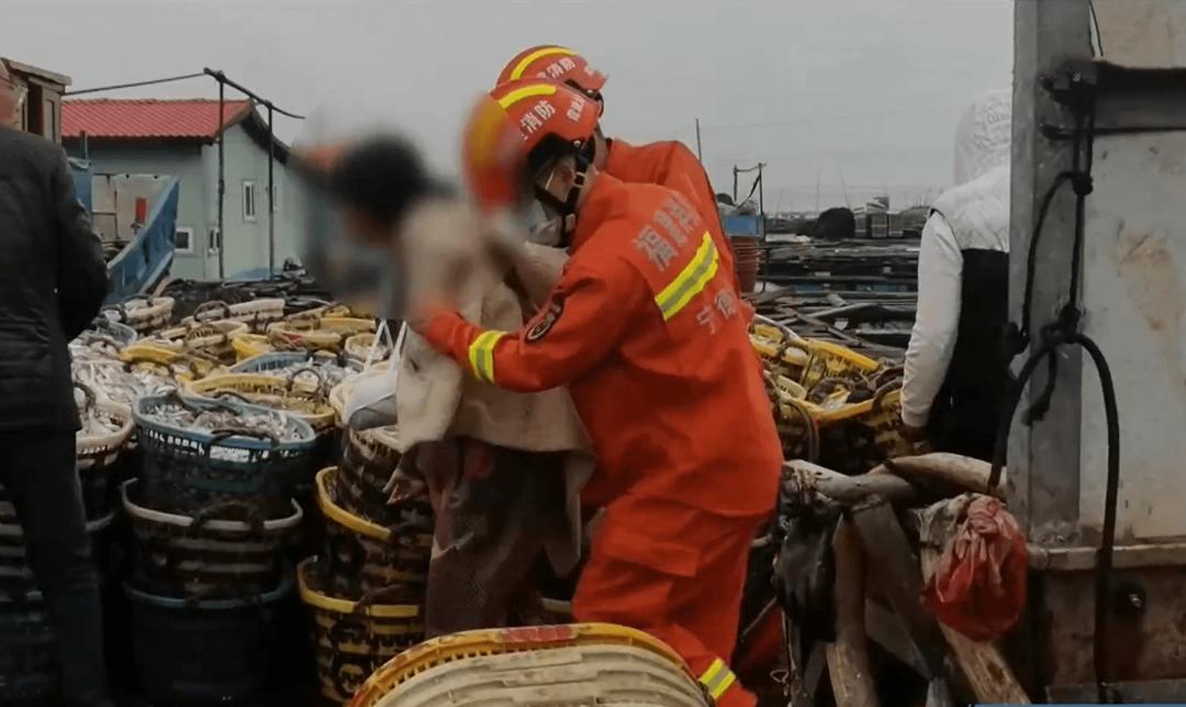 女子绞肉时手指被卡,工人手卡绞肉机血流不止