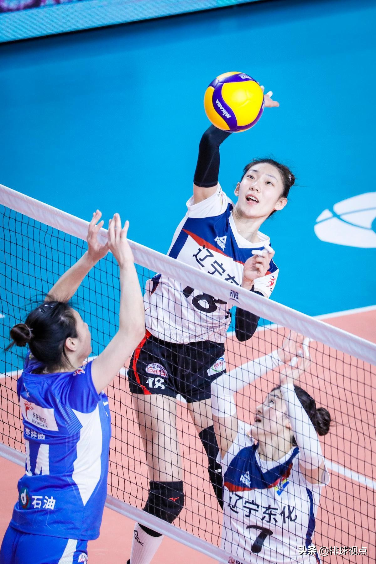 女排联赛12月9日赛程前瞻，辽宁女排应该启用198的副攻程文