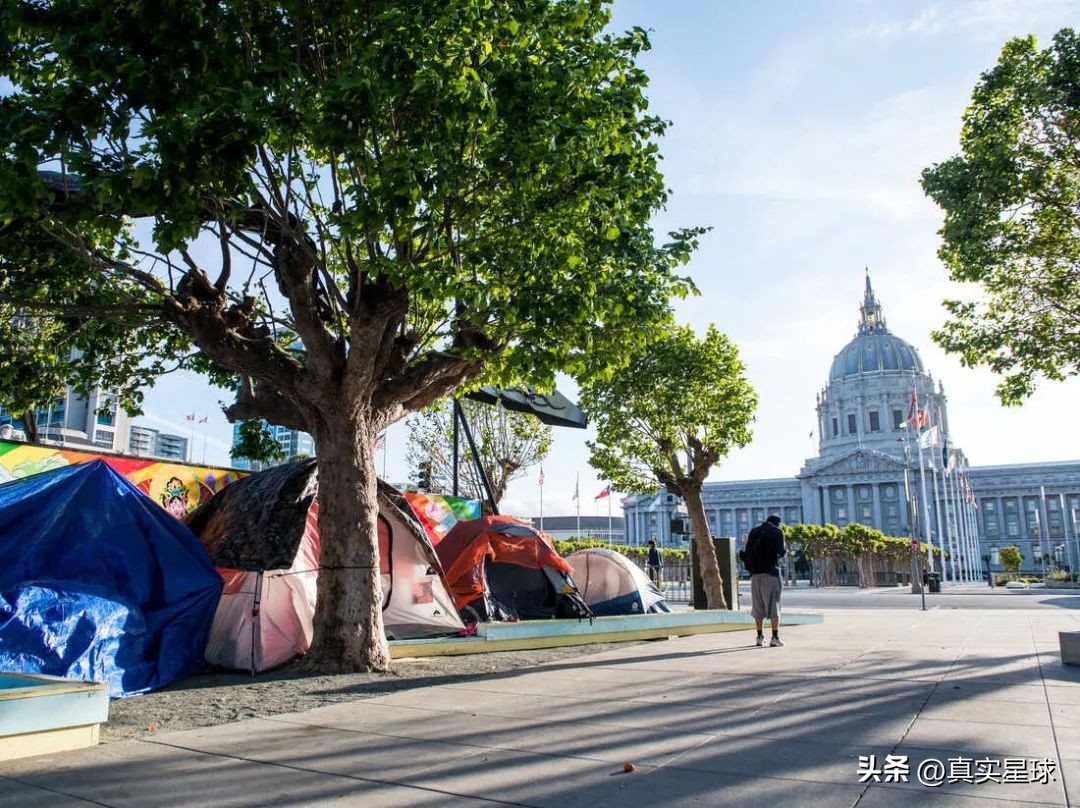 美国大都市堕落！街头上演*行为性**，吸毒流浪成常态，市民大量逃离