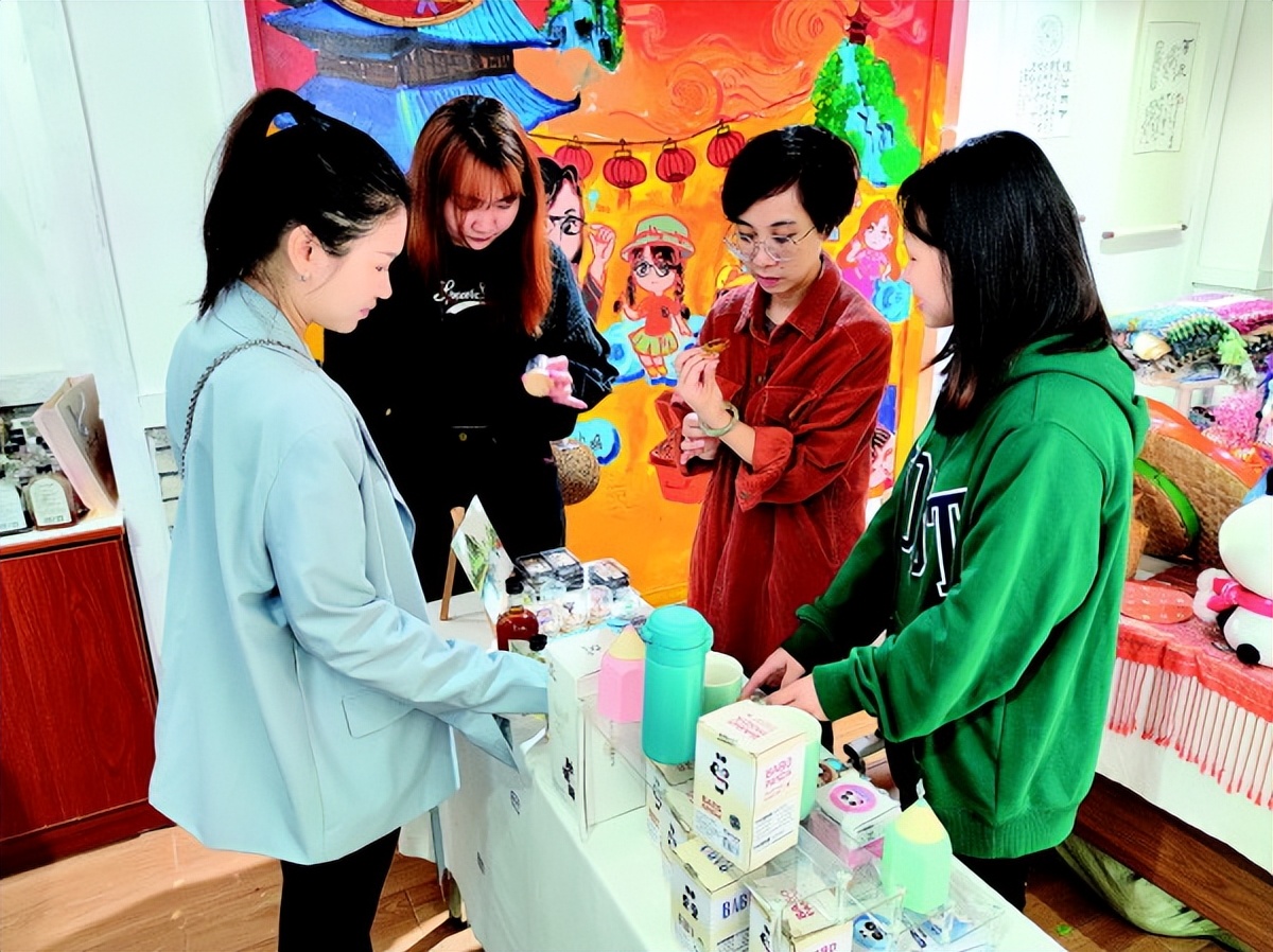 老师掏腰包支持大学生在东西巷开店！他们为何选择在商圈“实战”教学？