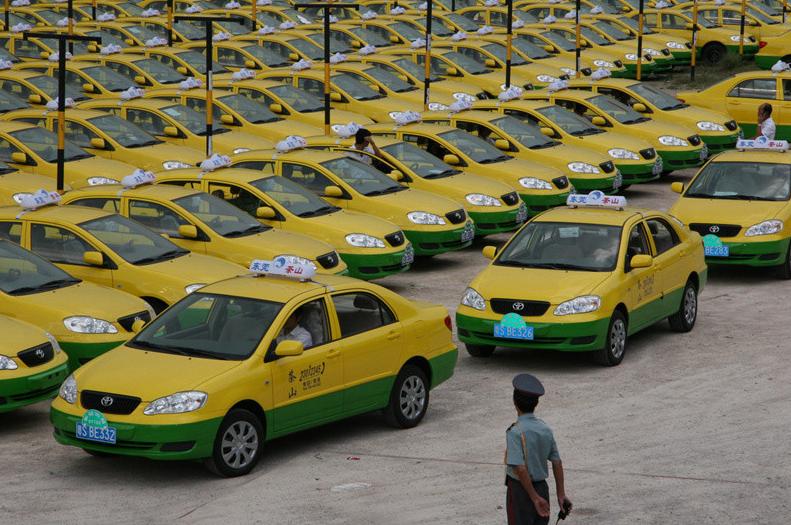 滴滴出行的程维赚的是什么样的钱,与滴滴出行创始人程维并肩而立