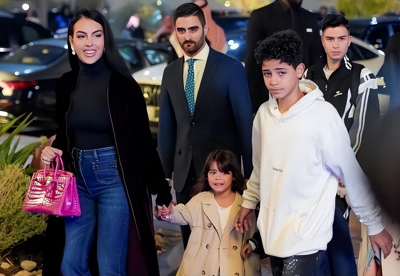 生3个孩子也没用，乔治娜花钱如流水高调炫富，和C罗出现感情危机