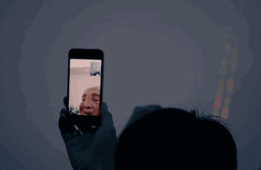 给奶奶“造”了一架天梯,靠*药火**爆炸作画,全球最会“玩火”的人