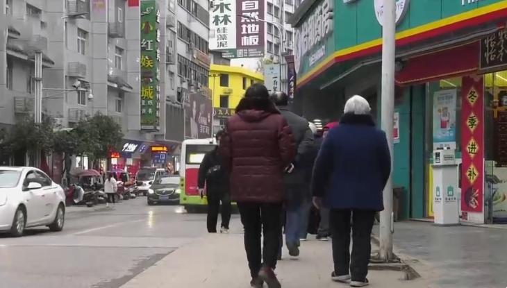 洗脚、陪聊、送鸡蛋……贴心“服务”让老人一掷千金！