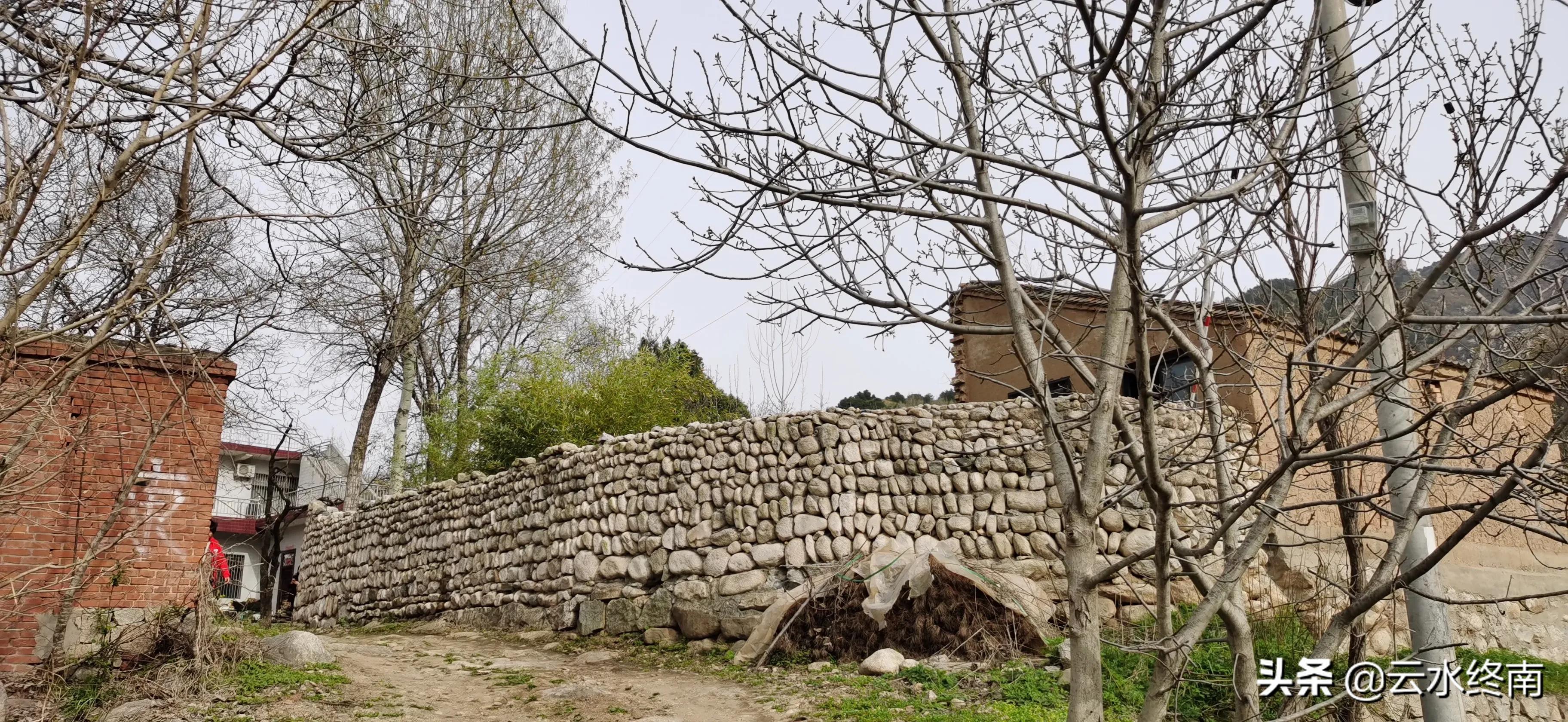 野逛桐花沟，我想欺骗一个老汉却被识破，不料却发现了一个峪口