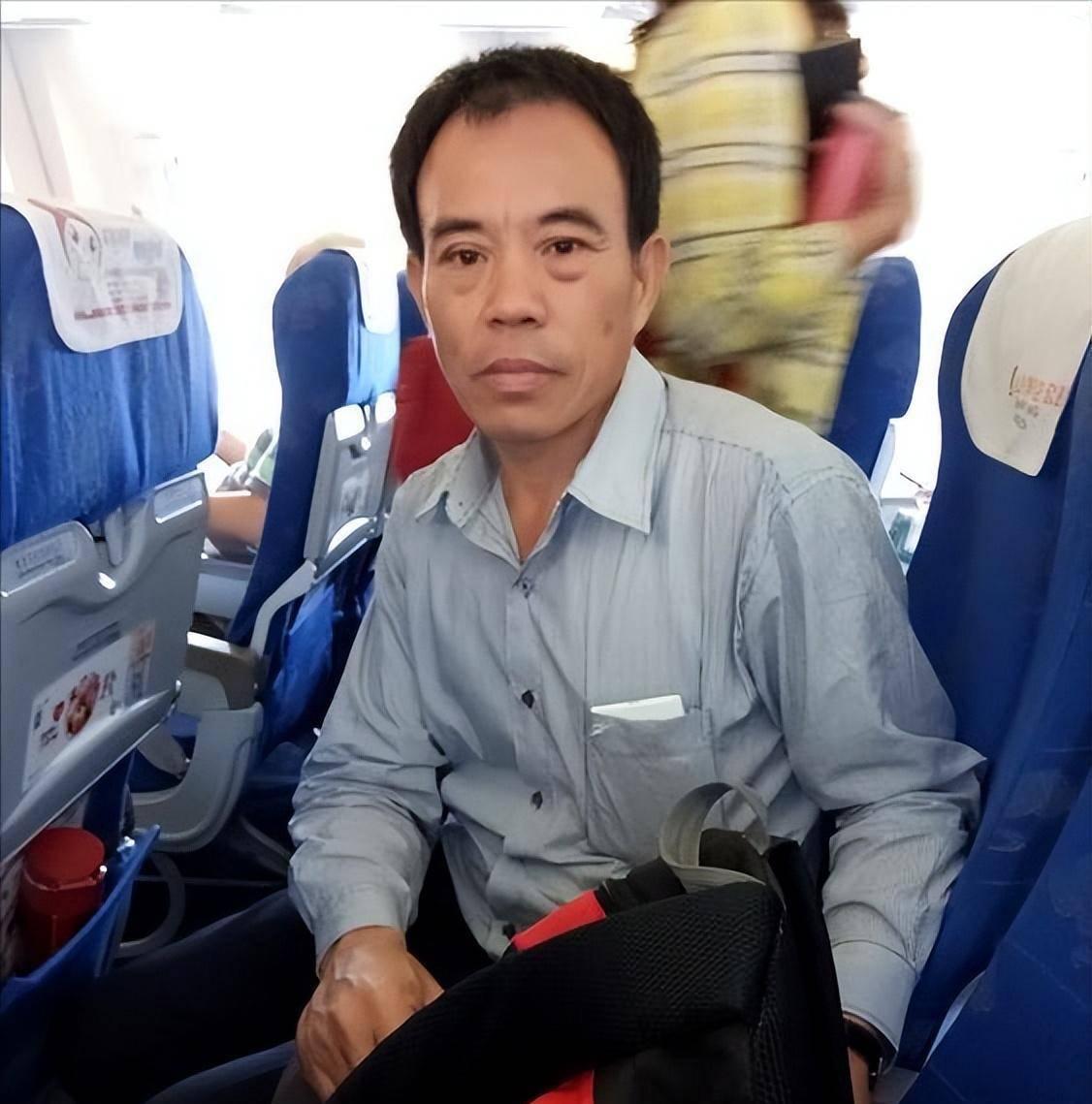 台湾“灵魂摆渡人”,放弃高薪工作,20年间自费送200位老兵回家