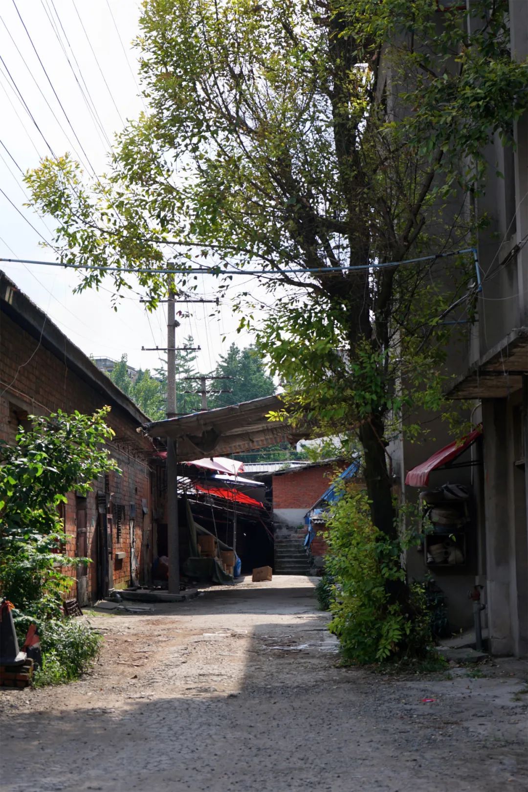 穿越五块石的百米窄巷，打开铁半城的光