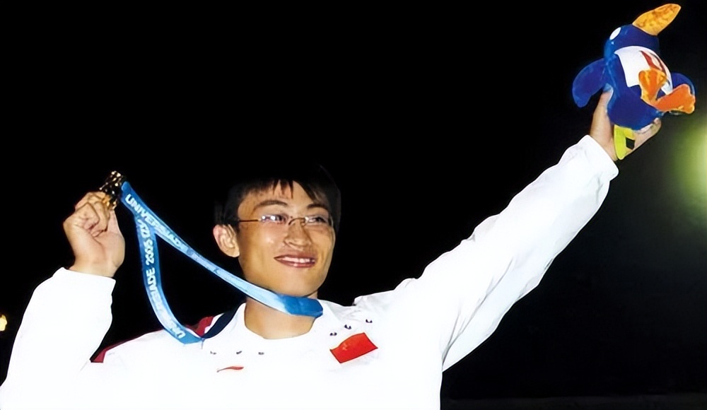 眼镜飞人胡凯：18岁才练习百米却加冕世界冠军，如今是清华副教授