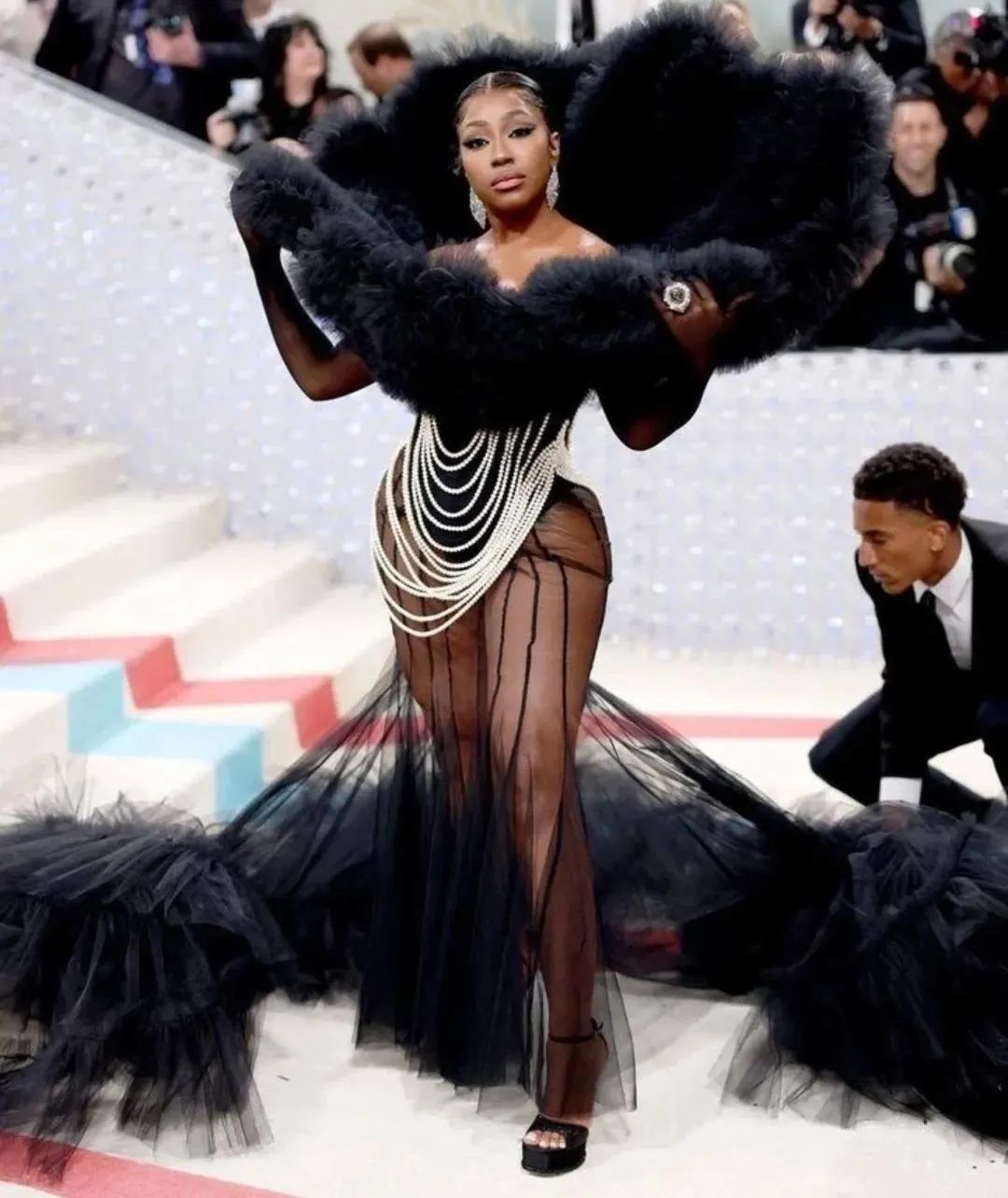 拖把头、海底生化人穿搭，美国这最受瞩目的一夜，如“群魔乱舞”