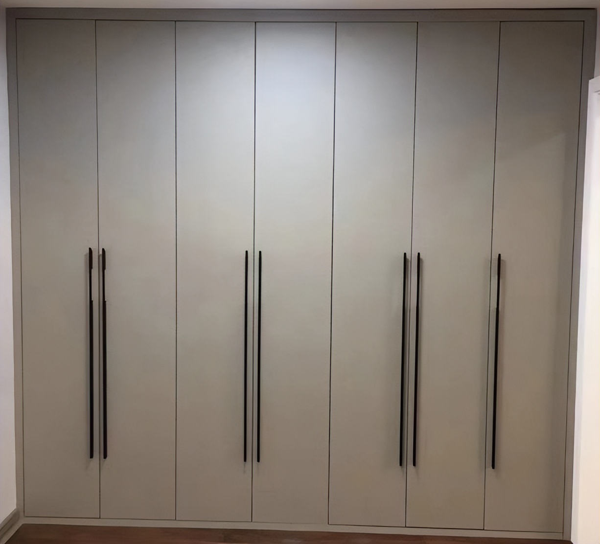 衣柜高密度板好还是实木多层板好,衣柜门用高密度板好吗