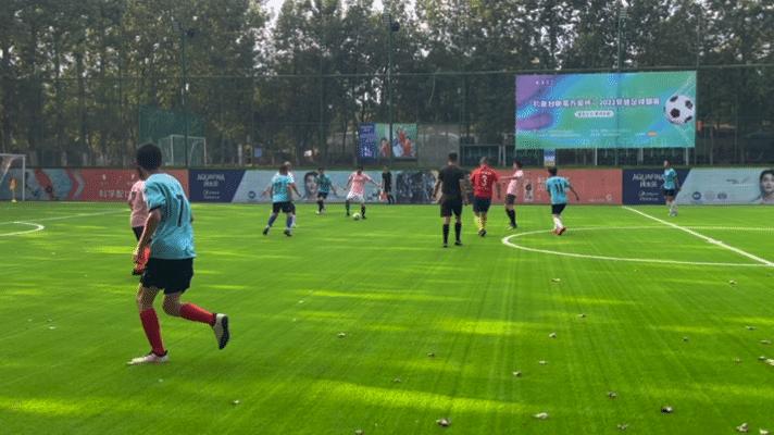 今年的成都热得发慌，夏天里的蒙爸足球，爱得发狂