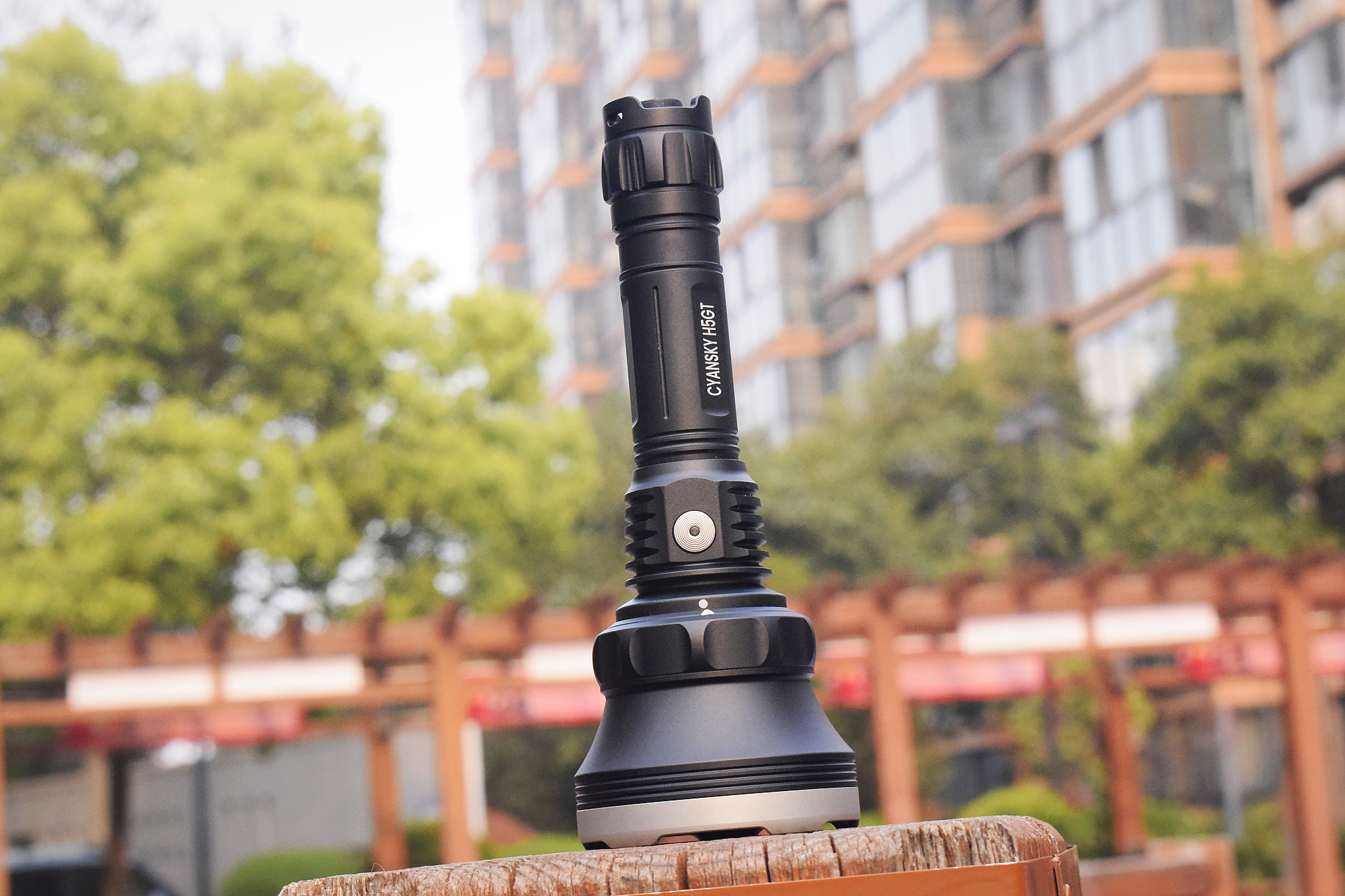 双光源任切换，千米光柱一线天！CYANSKYH5GT远射手电体验