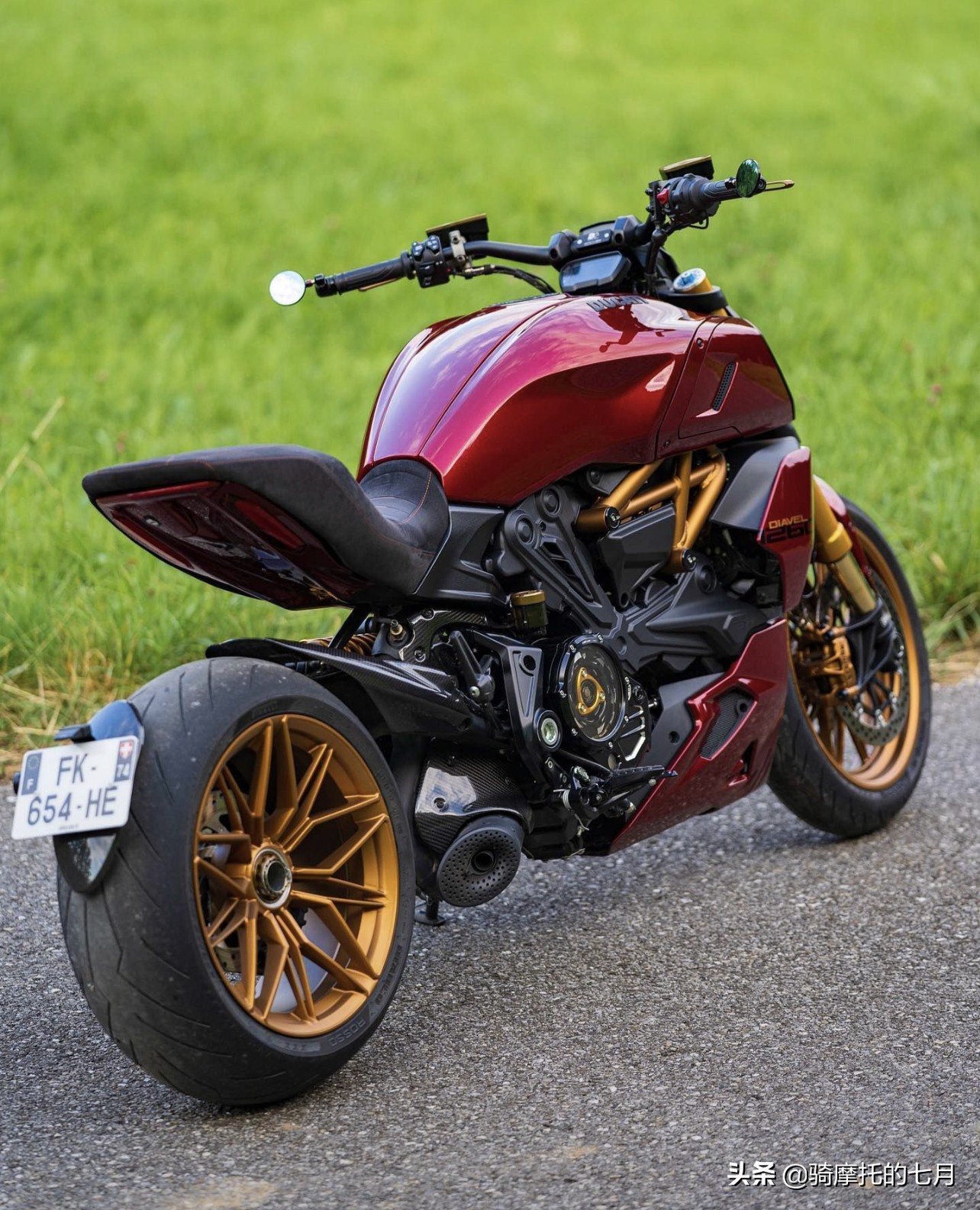 冬天骑杜卡迪是一种什么样的体验,路上偶遇杜卡迪红色大魔鬼
