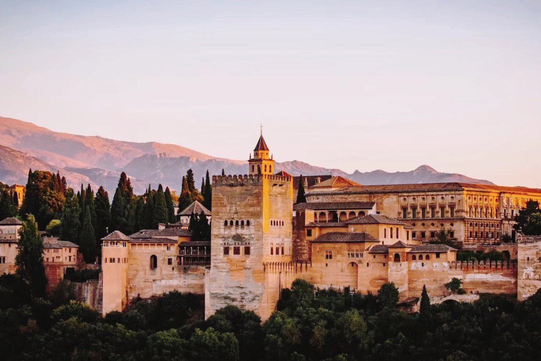 西班牙的建筑风格，反映出西班牙文化怎样的特点？