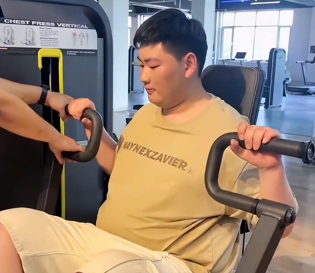 朱小伟提前为婚礼做准备，请健身私教打卡减肥，挥汗如雨十分卖力