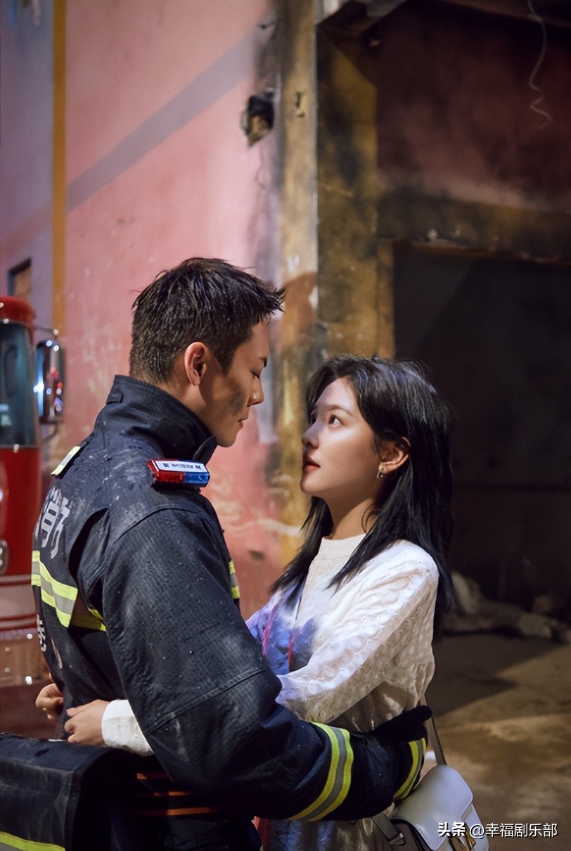 《照亮你》：烟火气中的逆行英雄，浪漫治愈的爱情童话