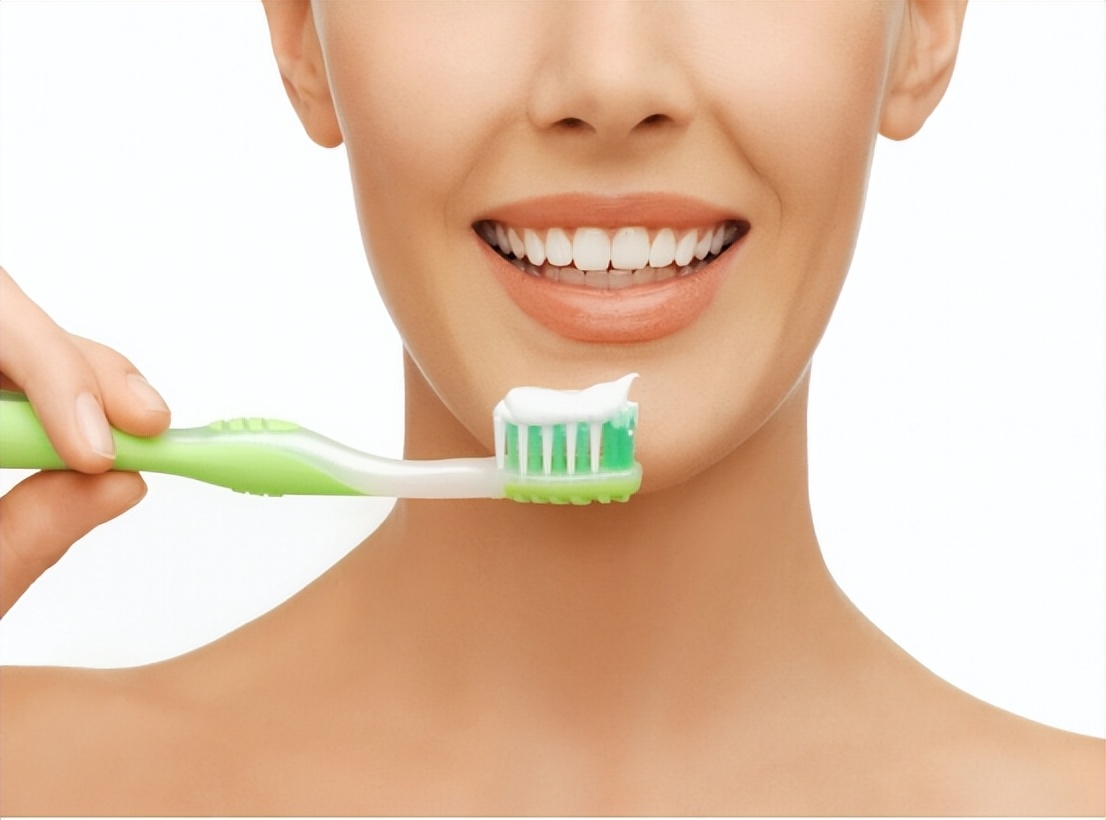 牙齿表面软软发臭的“黄泥”到底是什么?教你三招,轻松去除