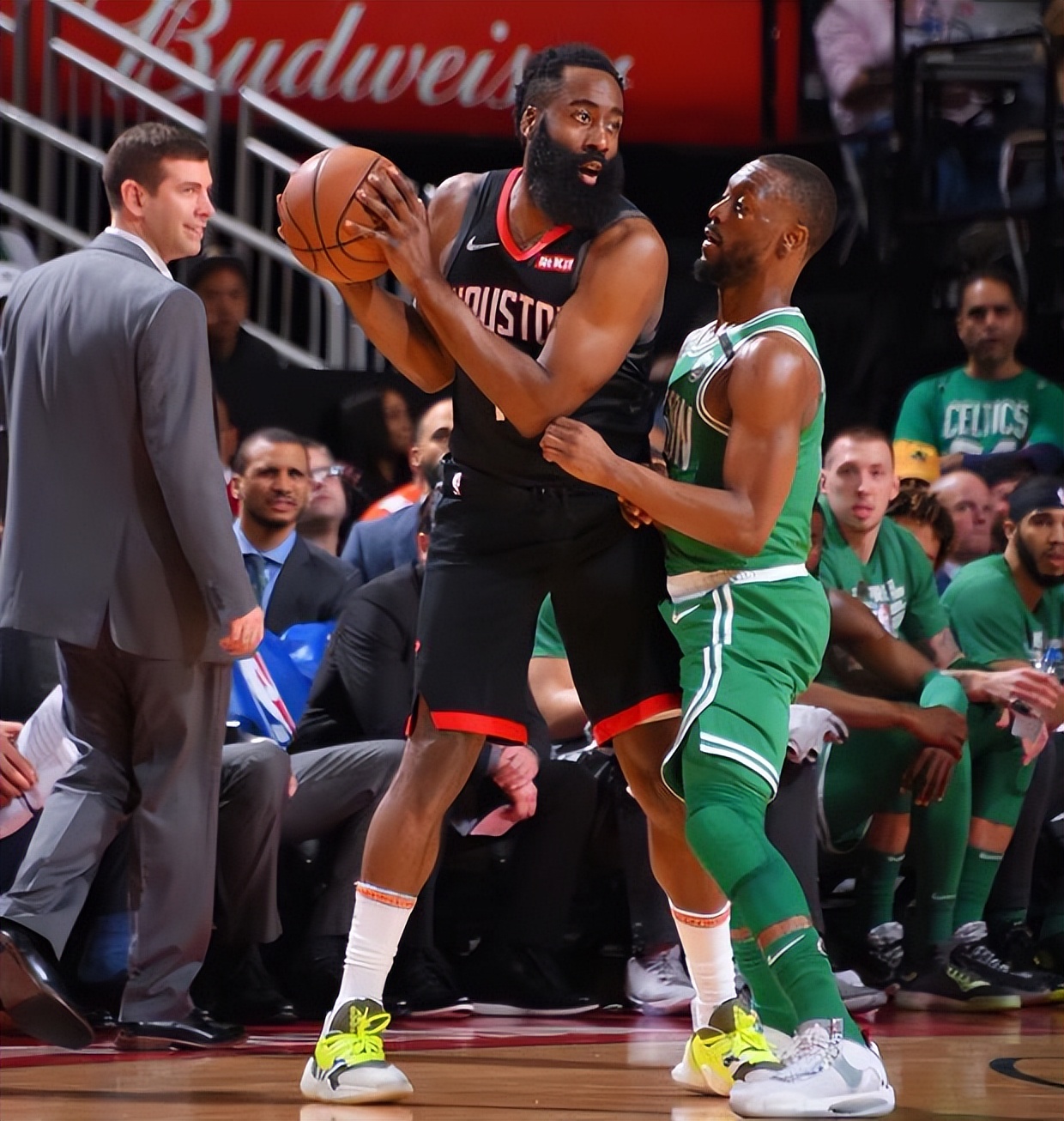 哈登重返火箭薪资曝光,曝哈登降薪续约76人是坑吗