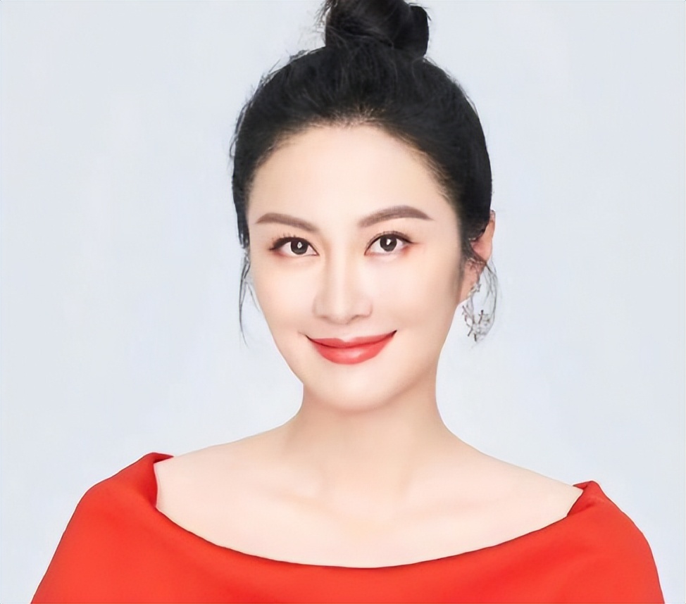 叶璇在抖音素颜,叶璇直播形象邋遢被吐槽挖鼻