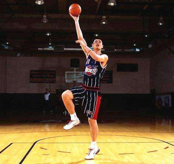 姚明当年为什么拒绝湖人,姚明现在怎么穿耐克了