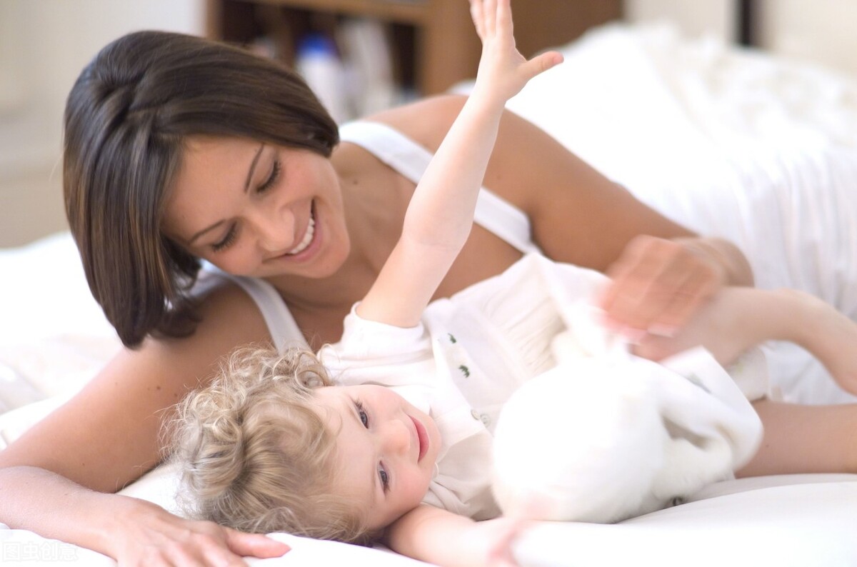 孩子睡觉腿总是抖动怎么回事,睡觉腿突然抽动一下是怎么回事