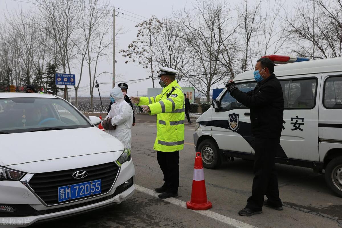 交警贴了罚单会扣分吗,警车违停被交警贴了罚单谁缴罚款