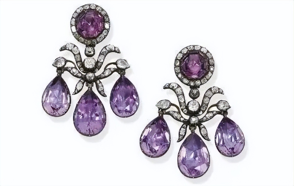 苏富比上拍戴妃紫水晶项链坠，竟然被卡戴珊抢到？她真的赚到了吗？