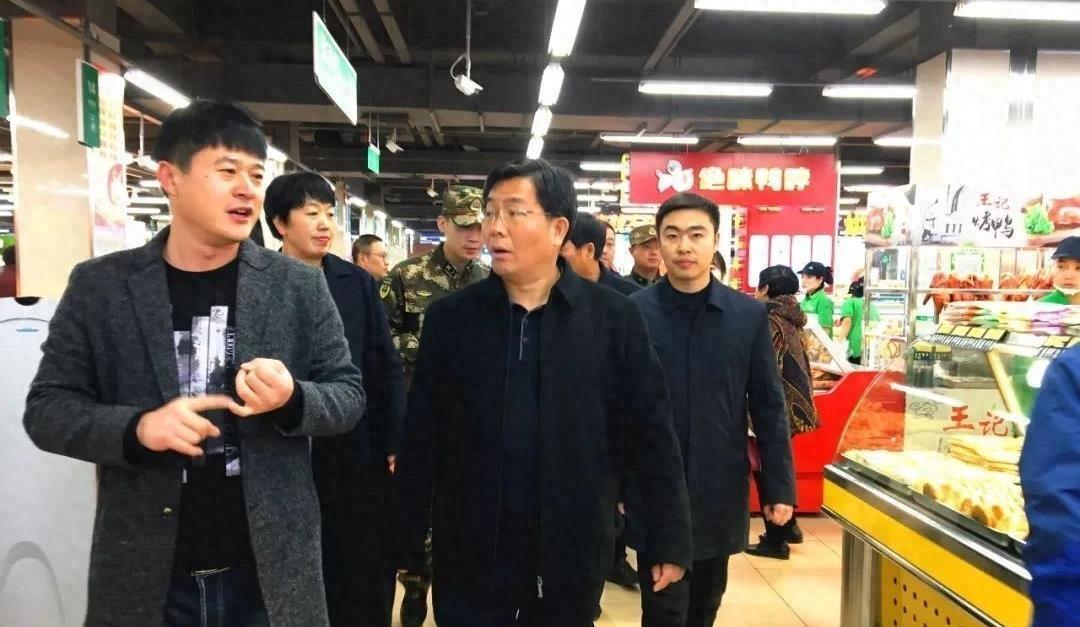 干尽傻事，却年入200亿！河北最“变态”超市，胖东来都服气