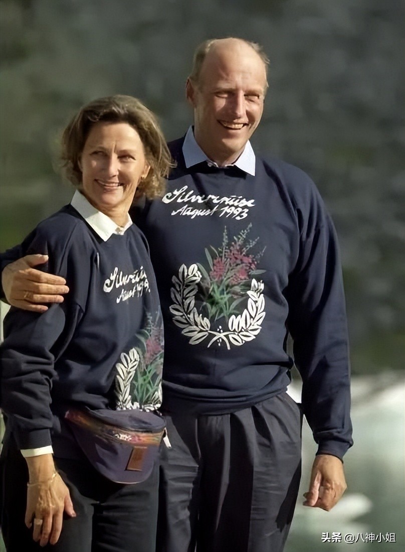85岁平民王后替夫出席公务，大牌不断，婚姻竟然是欧洲最美满的？