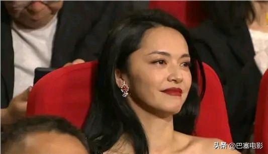 赵丽颖眼睛发炎上台领奖侧面照片,赵丽颖领奖神图高清照片