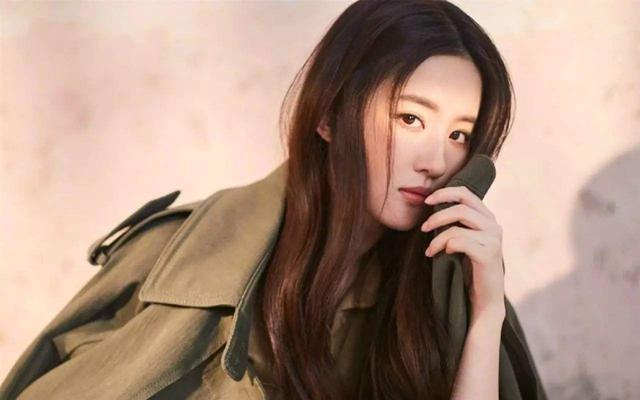 范冰冰和李解舌吻视频女演员被骚扰是常事！范冰冰胸部多次被