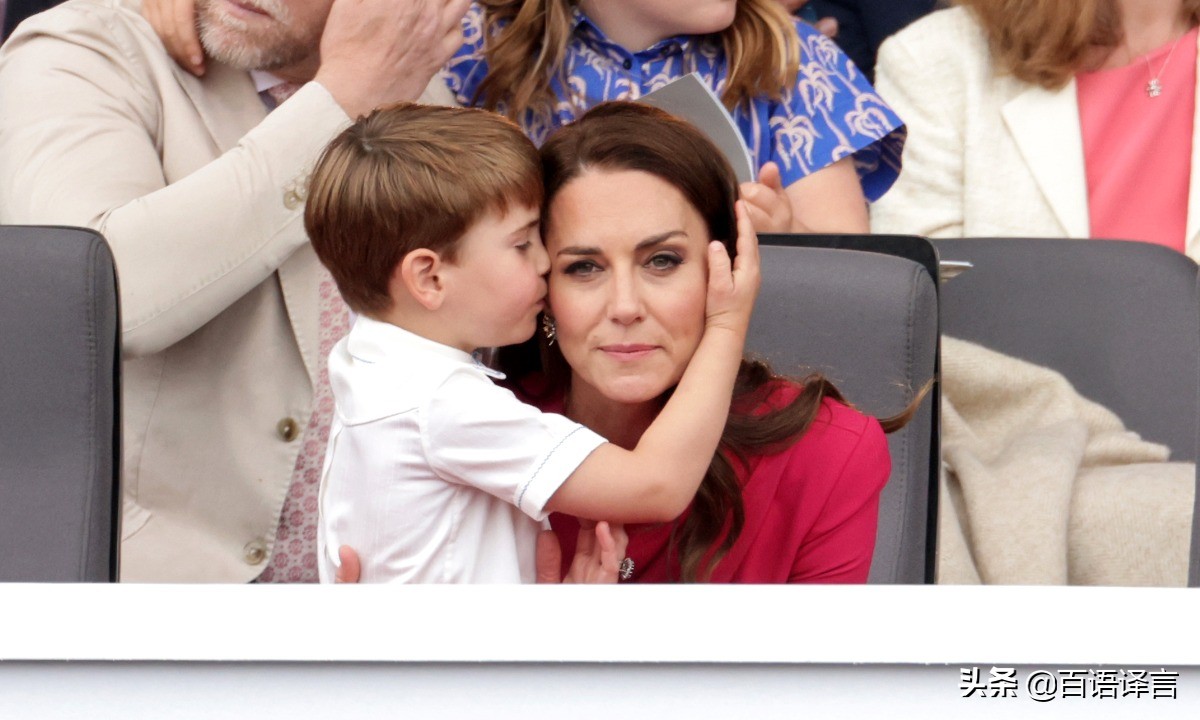 路易又抢女王风头！出席活动时要查尔斯抱，吻妈妈，站凳上吃零食