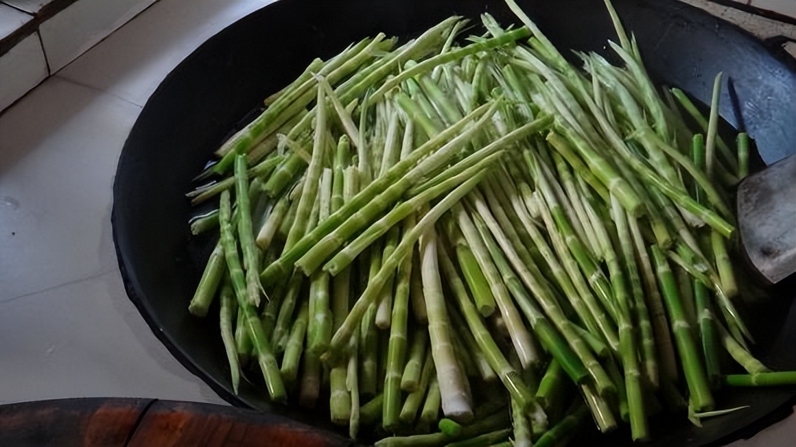 山民教剥竹笋只需3步轻松剥出笋,每日农经挖笋技巧视频